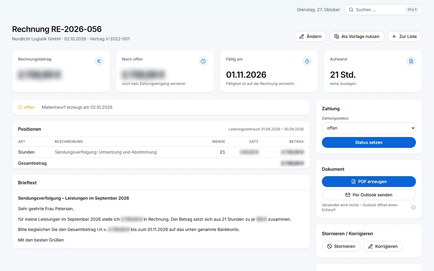Rechnungsansicht mit Kacheln für Betrag, offenen Betrag, Fälligkeit und Aufwand, darunter Positionen und Brieftext; rechts Zahlungsstatus und Knöpfe für PDF und Outlook.
