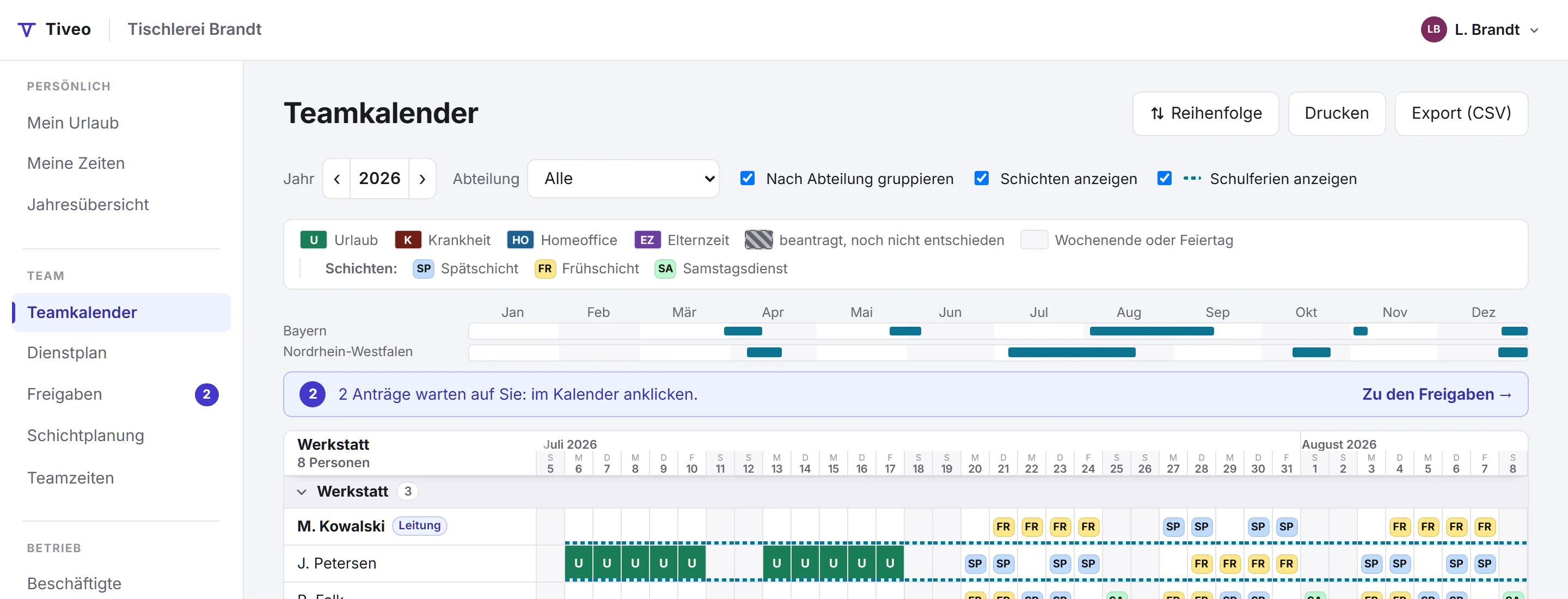 Teamkalender in Tiveo: Mitarbeitende nach Abteilungen gruppiert, darüber die Schulferien für Bayern und Nordrhein-Westfalen als Balken über das Jahr, dazu die Legende für Urlaub, Krankheit, Homeoffice, Elternzeit und Schichten.